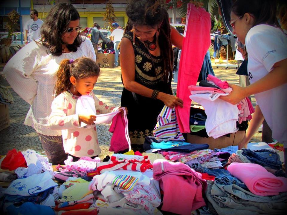 Além de oferecer os produtos para doação, é importante também o contato pessoal com os moradores de rua (Foto: Reprodução)